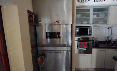 AMBROSETTI AL 200 BIS - VENTA DE CASA 2 DORMITORIOS   2 COCHERAS   PATIO EN FISHERTON