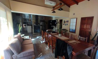 AMBROSETTI AL 200 BIS - VENTA DE CASA 2 DORMITORIOS   2 COCHERAS   PATIO EN FISHERTON