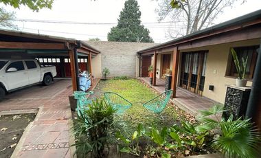 AMBROSETTI AL 200 BIS - VENTA DE CASA 2 DORMITORIOS   2 COCHERAS   PATIO EN FISHERTON