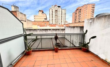 Amplio departamento monoambiente u oficina con balcón terraza en San Martín al 1000, zona Centro