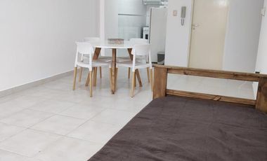 Amplio departamento monoambiente u oficina con balcón terraza en San Martín al 1000, zona Centro