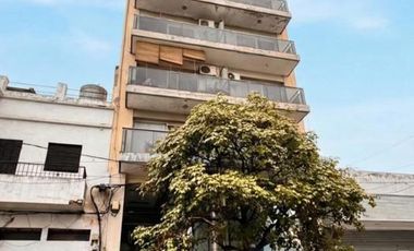Amplio departamento monoambiente u oficina con balcón terraza en San Martín al 1000, zona Centro