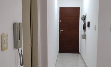 Amplio departamento monoambiente u oficina con balcón terraza en San Martín al 1000, zona Centro