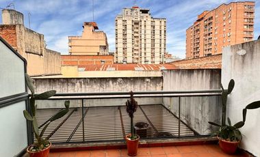 Amplio departamento monoambiente u oficina con balcón terraza en San Martín al 1000, zona Centro
