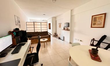 Amplio departamento monoambiente u oficina con balcón terraza en San Martín al 1000, zona Centro