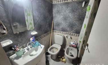 Venta ph 2 ambientes con patio en Sarandí