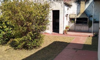 Casa de 3 amb. c/jardín, fondo y posibilidad de cochera, a mts. de Av. Eva Perón, Temperley.