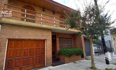 Hermosa Casa 3 Amb con patio amplio, terraza balcon y garaje - Quilmes Centro