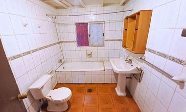 Casa en venta c/ estacionamiento en Cerro Navia