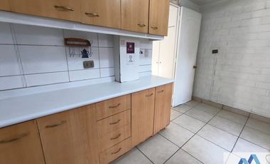 Casa en venta c/ estacionamiento en Metro Las Torres