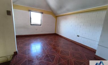 Casa en venta c/ estacionamiento en Metro Las Torres