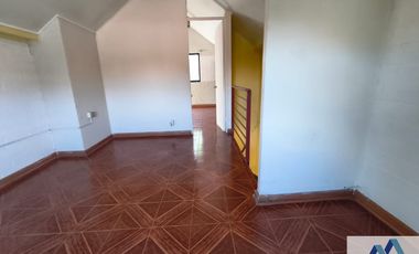 Casa en venta c/ estacionamiento en Metro Las Torres