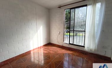 Casa en venta c/ estacionamiento en Metro Las Torres