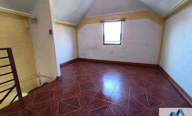 Casa en venta c/ estacionamiento en Metro Las Torres
