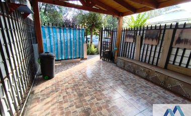 Casa en venta c/ estacionamiento en Metro Las Torres