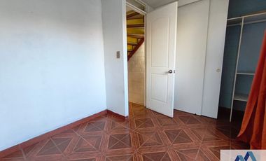 Casa en venta c/ estacionamiento en Metro Las Torres