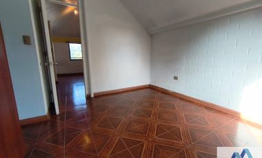 Casa en venta c/ estacionamiento en Metro Las Torres