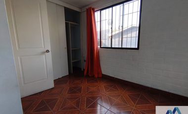 Casa en venta c/ estacionamiento en Metro Las Torres