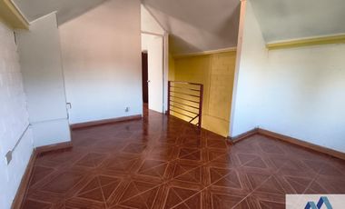Casa en venta c/ estacionamiento en Metro Las Torres