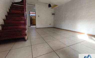 Casa en venta c/ estacionamiento en Metro Las Torres