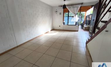 Casa en venta c/ estacionamiento en Metro Las Torres