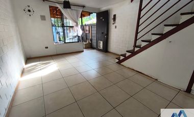 Casa en venta c/ estacionamiento en Metro Las Torres