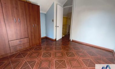 Casa en venta c/ estacionamiento en Metro Las Torres