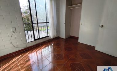 Casa en venta c/ estacionamiento en Metro Las Torres