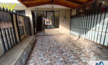 Casa en venta c/ estacionamiento en Metro Las Torres