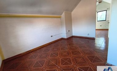 Casa en venta c/ estacionamiento en Metro Las Torres
