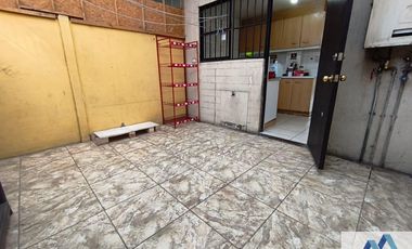 Casa en venta c/ estacionamiento en Metro Las Torres