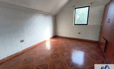 Casa en venta c/ estacionamiento en Metro Las Torres