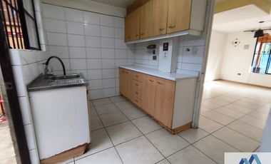 Casa en venta c/ estacionamiento en Metro Las Torres