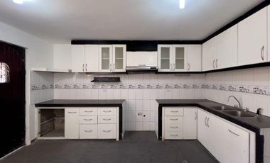 Vivienda 3 pisos en El Retorno a 100m de la Uni. Ed. Madre Teresa, Caranqui