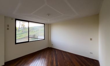 Casa con piscina en Chibuleo