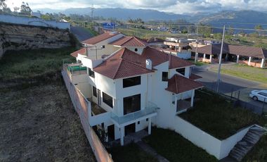 Casa con piscina en Chibuleo