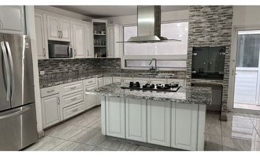 CASA EN VENTA CON  ALBERCA AL NORTE DE SALTILLO