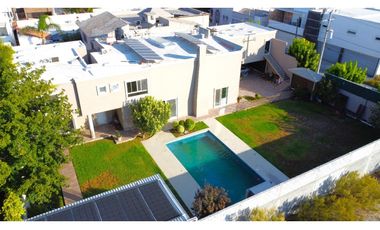 CASA EN VENTA CON  ALBERCA AL NORTE DE SALTILLO