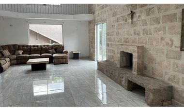 CASA EN VENTA CON  ALBERCA AL NORTE DE SALTILLO