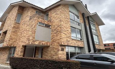 Arriendo - Exclusiva casa en Pinares de Chía