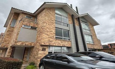 Arriendo - Exclusiva casa en Pinares de Chía