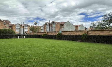 Arriendo - Exclusiva casa en Pinares de Chía