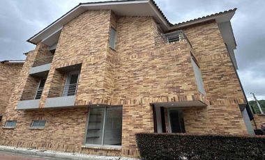 Arriendo - Exclusiva casa en Pinares de Chía