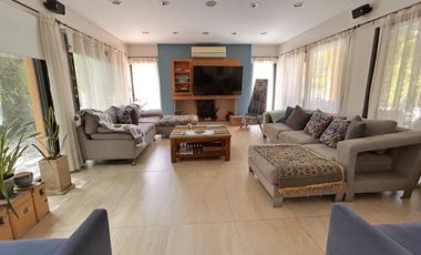 Imponente Propiedad con Piscina en Venta en Fincas de Hudson