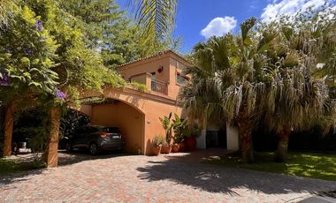 Imponente Propiedad con Piscina en Venta en Fincas de Hudson