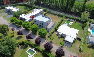 Vende Casa  en Barrio Privado Santa Rita Plottier