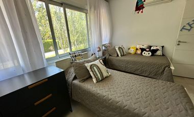 Departamento PB - 3 dormitorios   escritorio con jardín