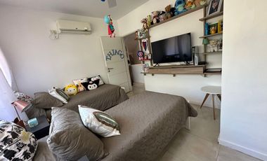 Departamento PB - 3 dormitorios   escritorio con jardín