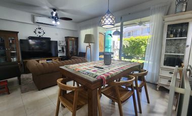 Departamento PB - 3 dormitorios   escritorio con jardín