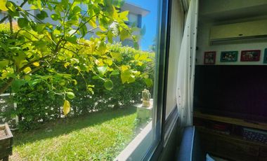 Departamento PB - 3 dormitorios   escritorio con jardín